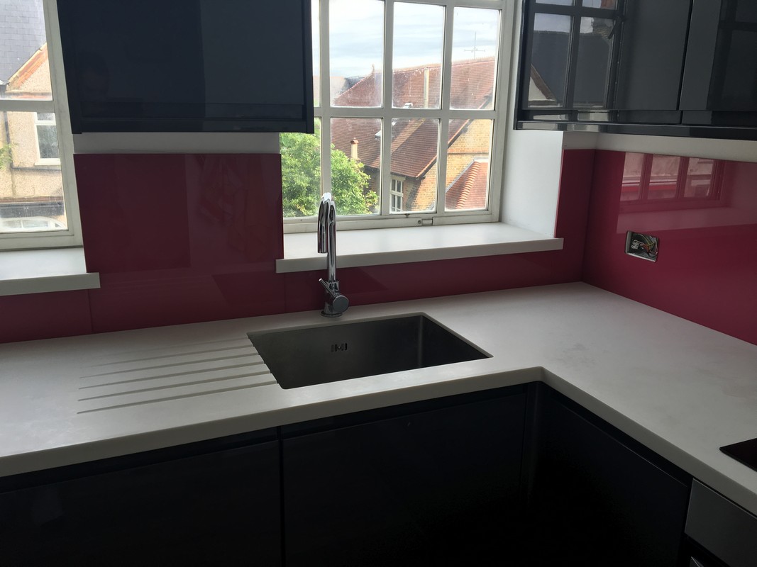 Deep plum coloured glass splashback in modern Radlett kitchen